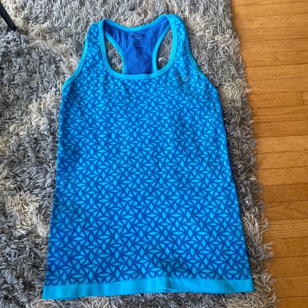 Woman’s Oakley tank